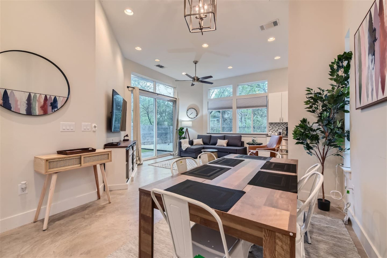 Off the hook in Austin +Chic 2BR Retreat + Firepit 6