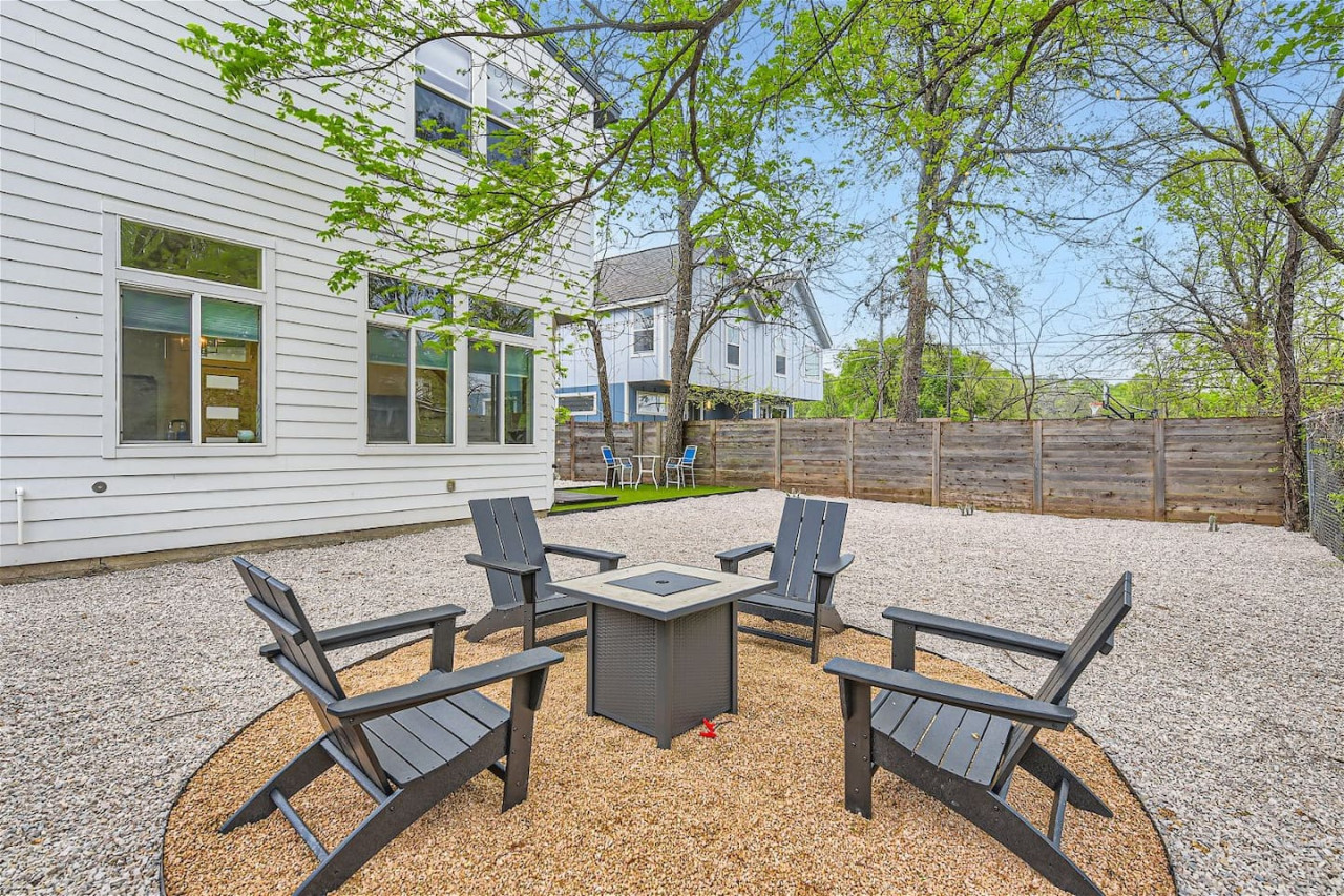 Off the hook in Austin +Chic 2BR Retreat + Firepit 3