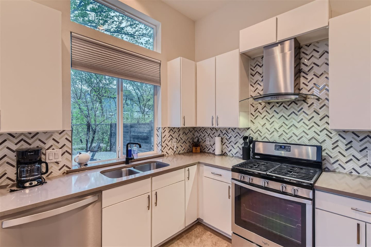 Off the hook in Austin +Chic 2BR Retreat + Firepit 5