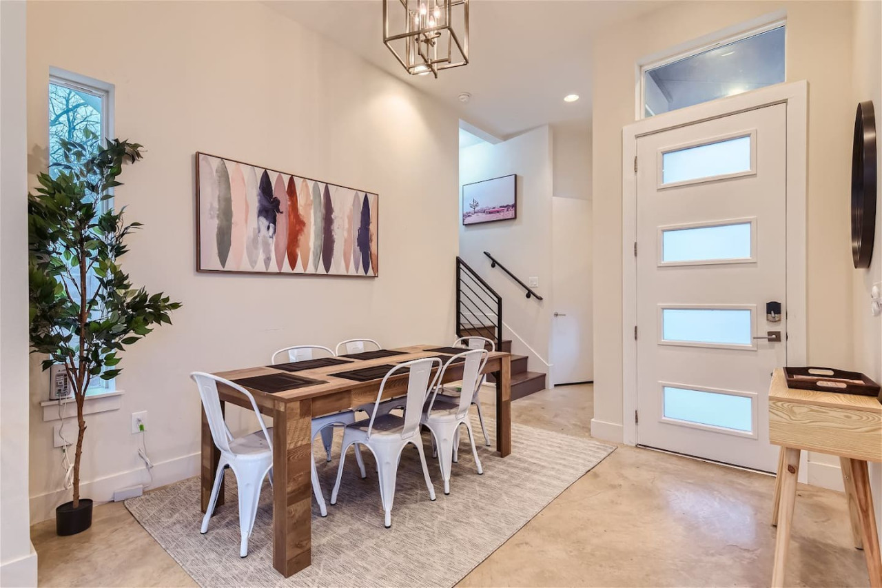 Off the hook in Austin +Chic 2BR Retreat + Firepit 4