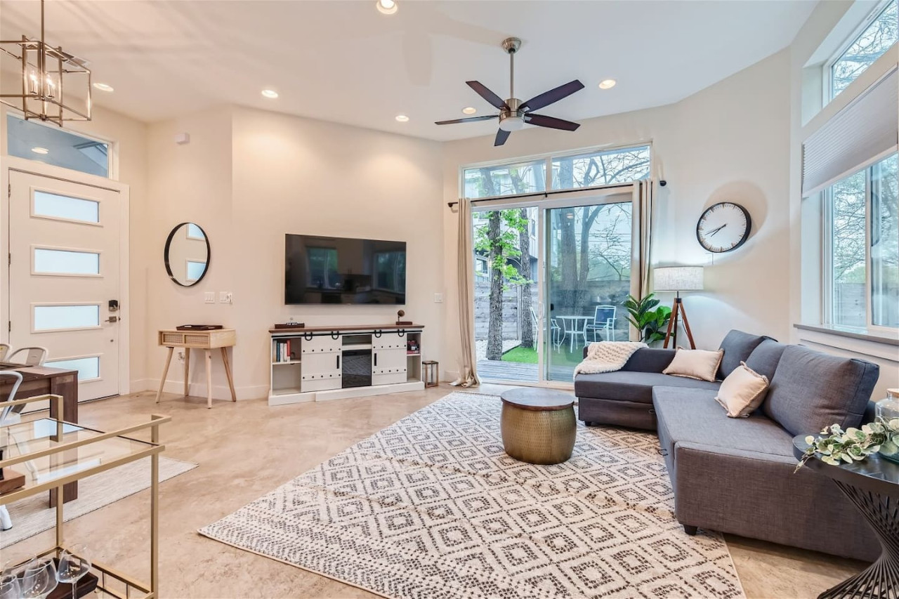 Off the hook in Austin +Chic 2BR Retreat + Firepit 2