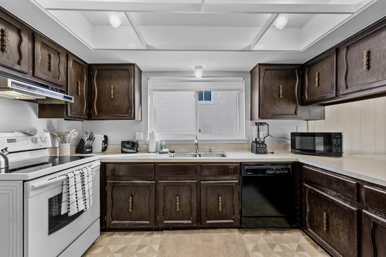 Charming 3BR home w/ yard and fireplace in Troy 6