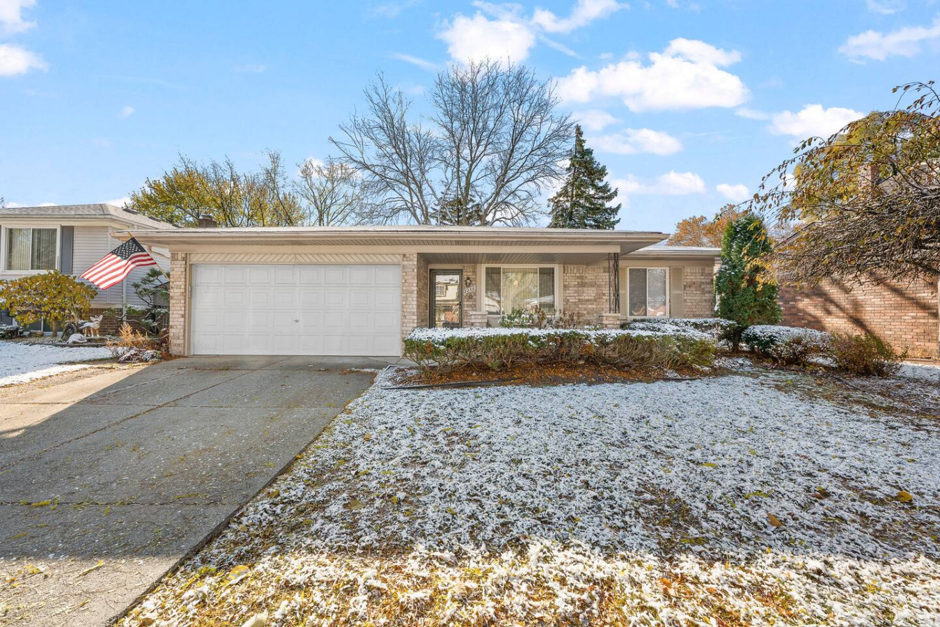 Charming 3BR home w/ yard and fireplace in Troy