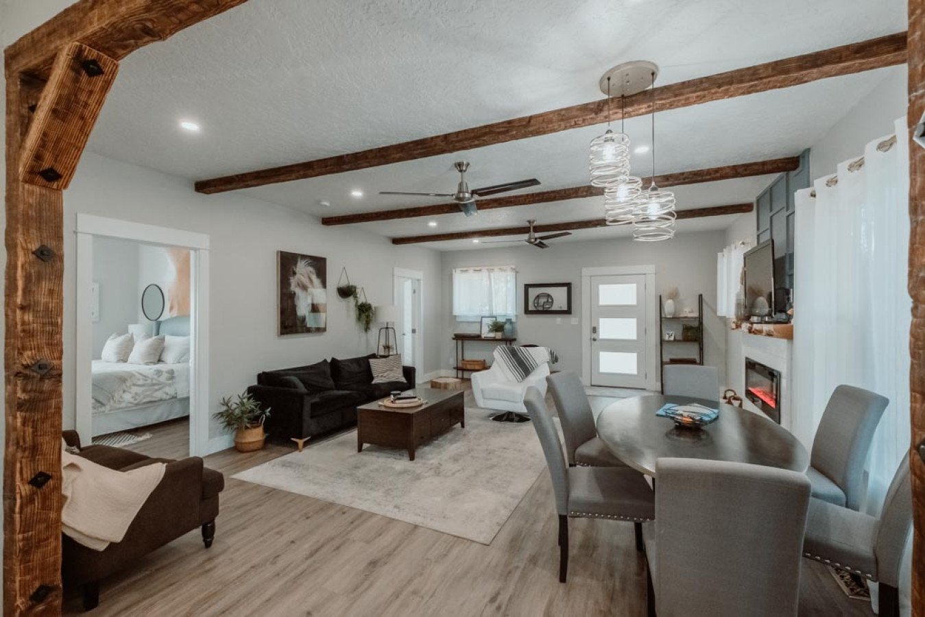 Charming Urban Oasis With Gourmet Kitchen - Cozy Vintage Modern Retreat - Corvallis, OR