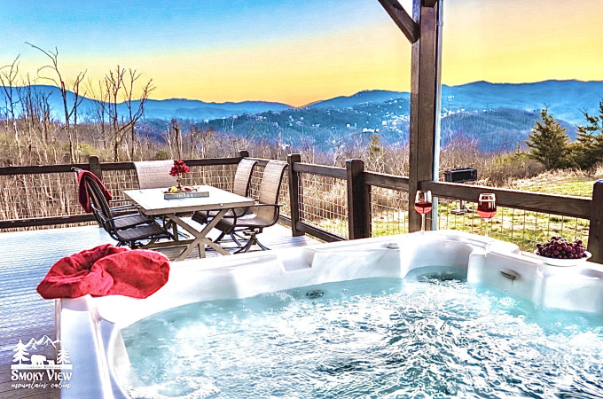 6 Bed Sleeps 20/Luxurious Mountain Cabin/Suites/Hot Tub/Theater/Game Room