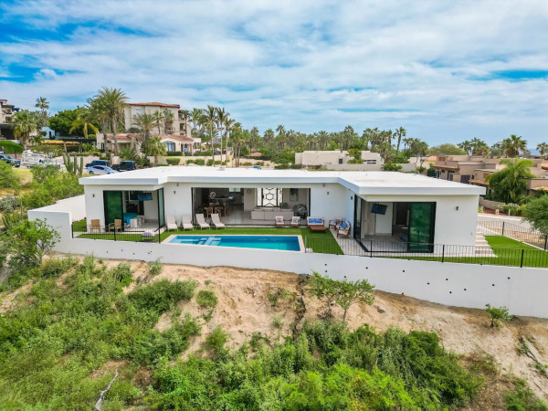 Luxurious 4Bed Villa spacious & private Heated Pool  steps from Beach