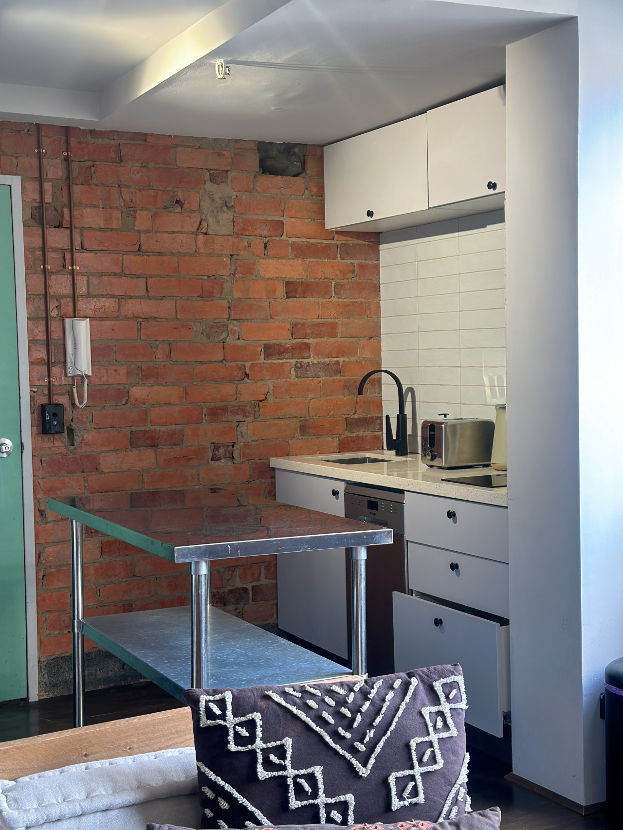 Melbourne Gem: Chic Studio in CBD Heart