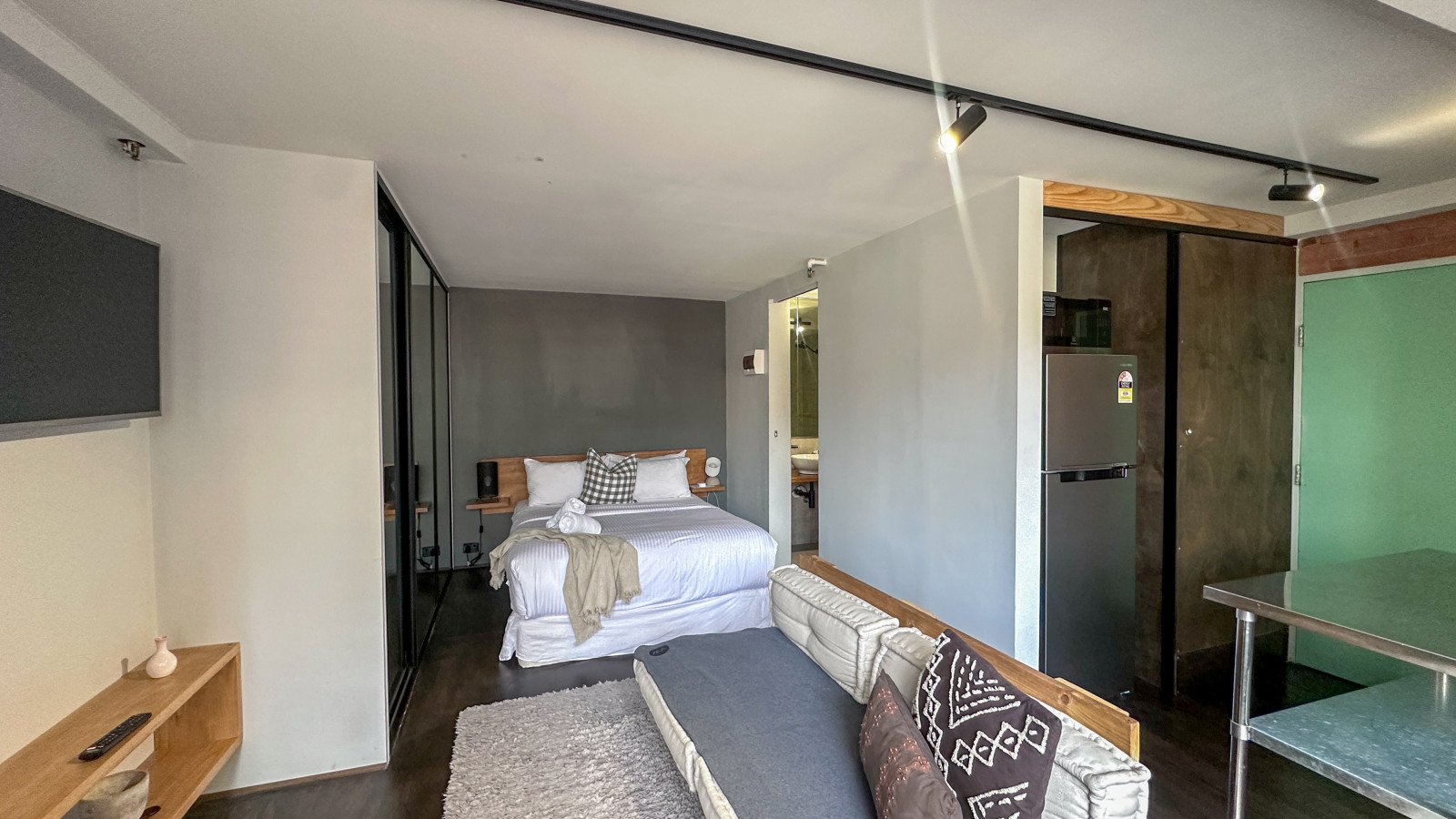 Melbourne Gem: Chic Studio in CBD Heart