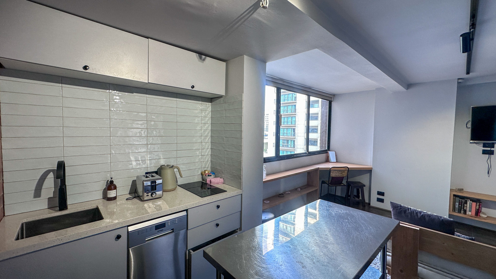Melbourne Gem: Chic Studio in CBD Heart