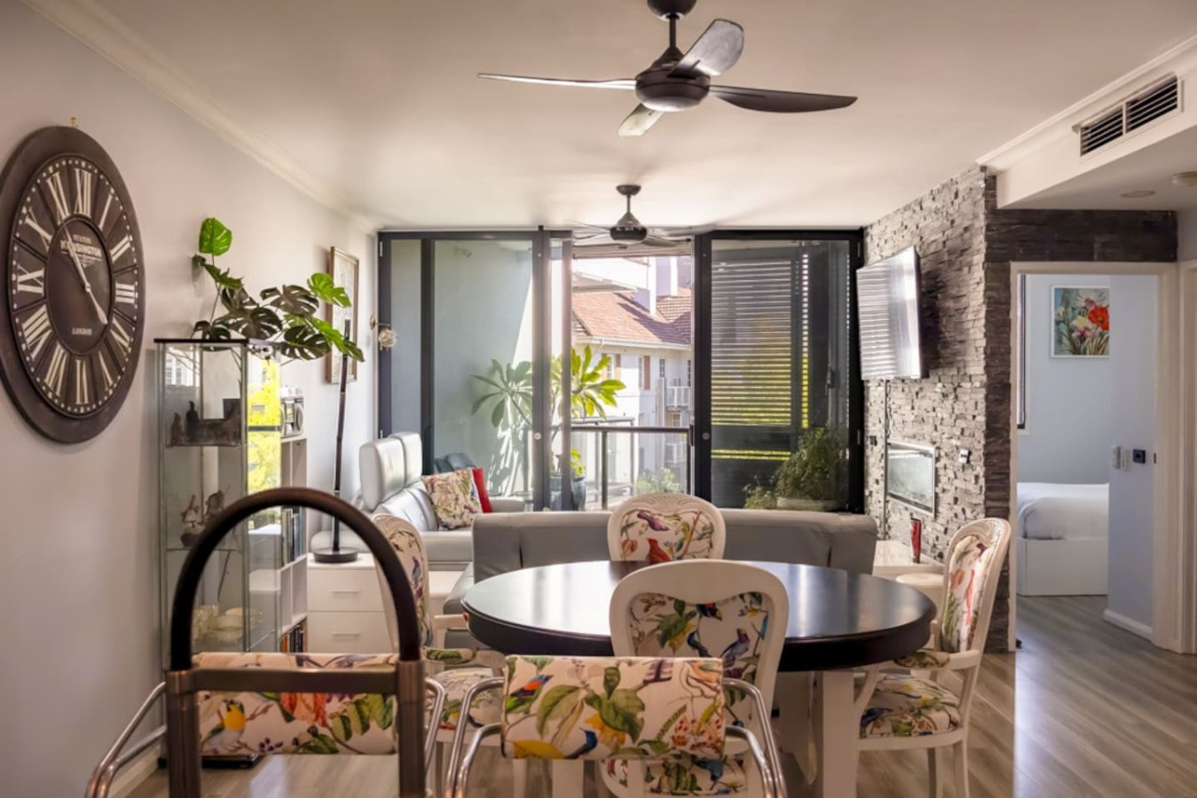 3-Bedroom Stay in Vibrant St Kilda Rd