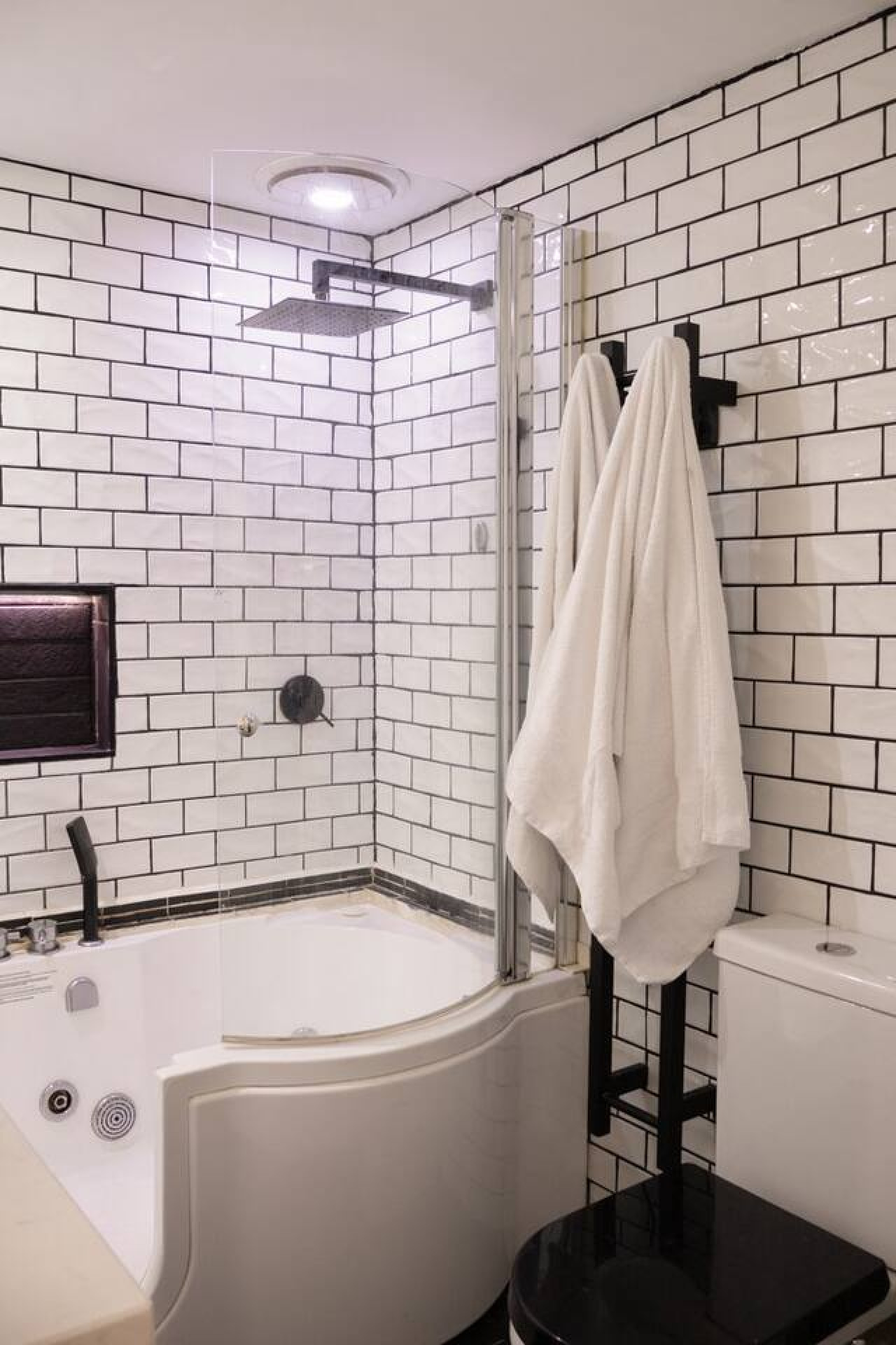 3-Bedroom Stay in Vibrant St Kilda Rd