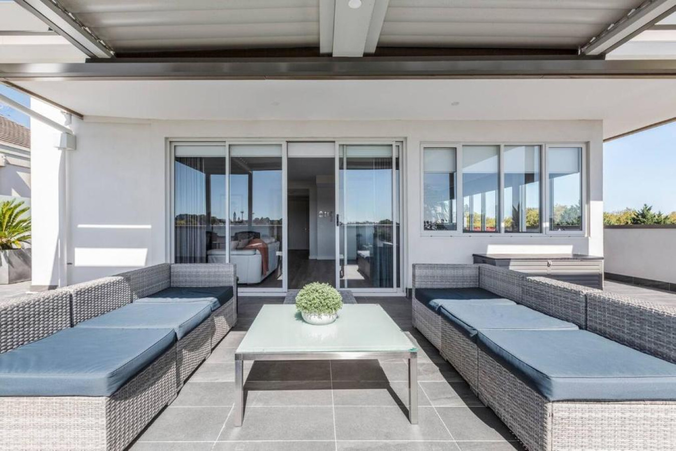 Stylish 2-Bed Penthouse with Large Private Terrace