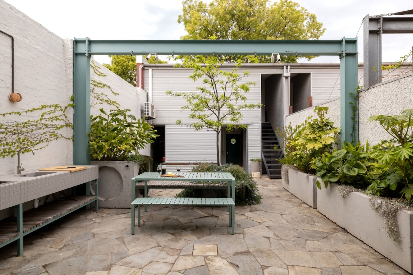 Modern 4BR in Seddon | Family-Friendly Near CBD