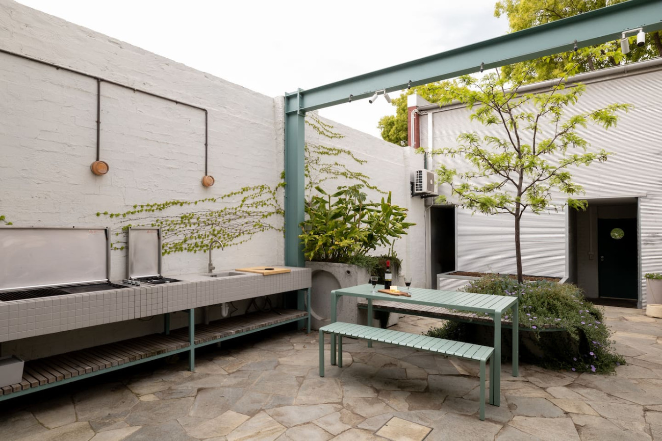 Modern 4BR in Seddon | Family-Friendly Near CBD