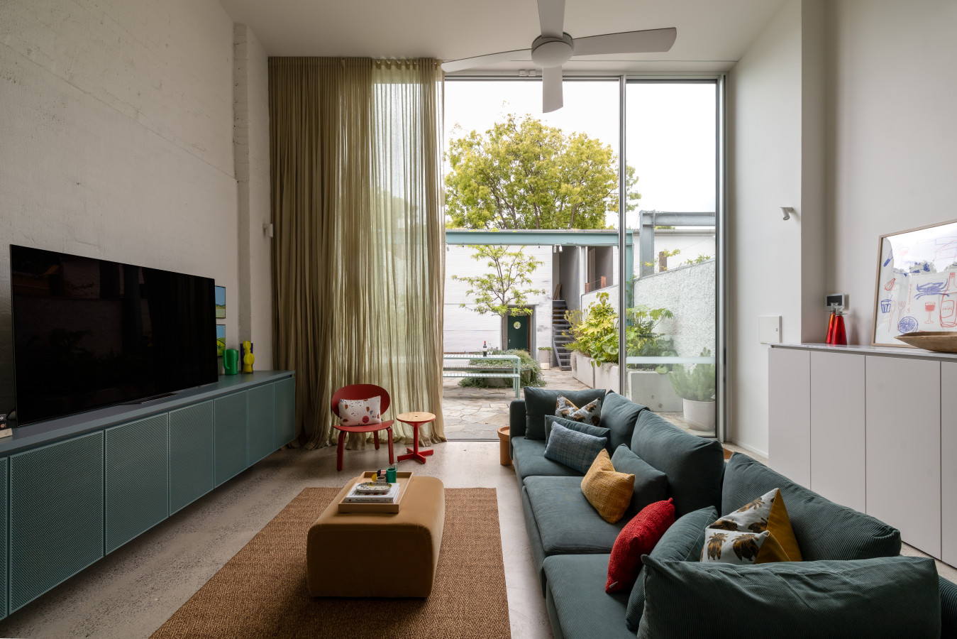 Modern 4BR in Seddon | Family-Friendly Near CBD