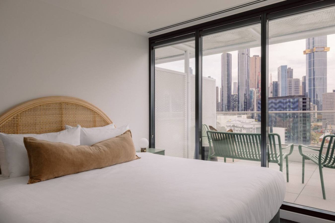 2BD | Immaculate Sky High Apartment |Prime Location