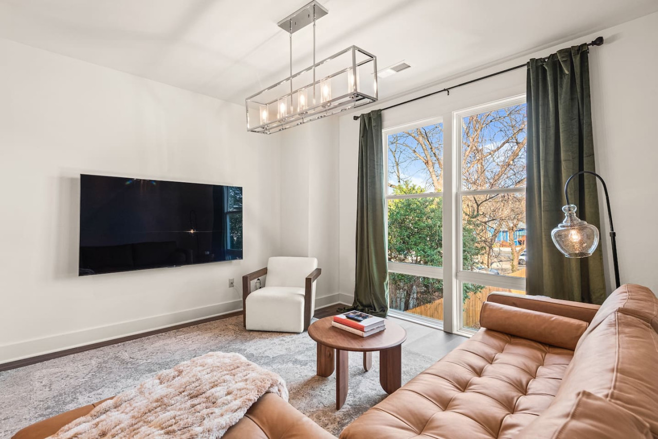 Private Garage| King Beds | EAV Retreat