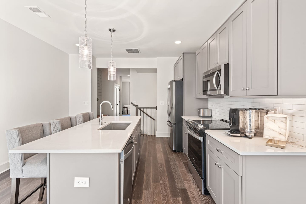 Private Garage| King Beds | EAV Retreat photo 9