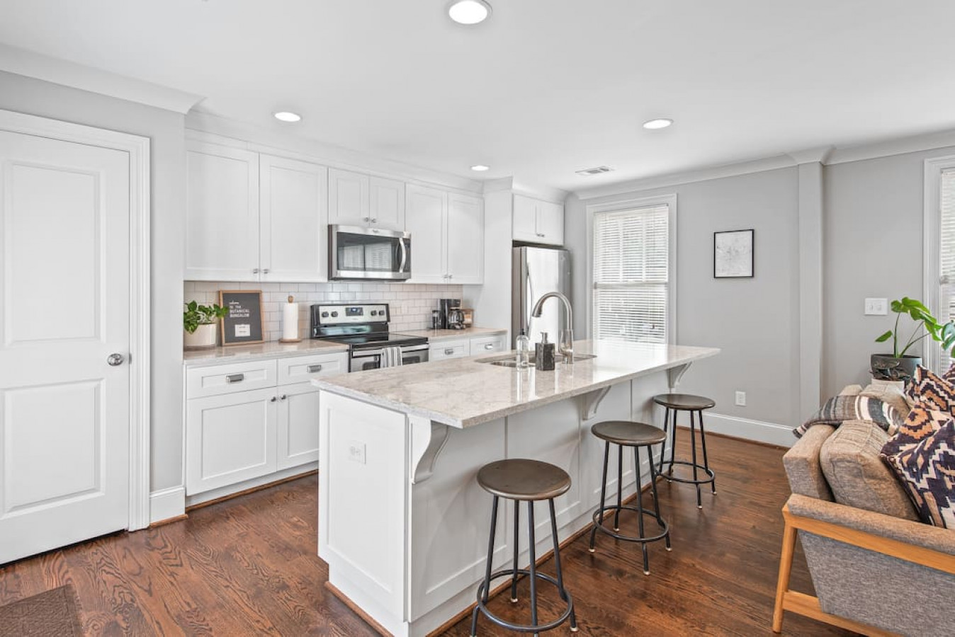 Chef's kitchen with bar seating, granite countertops, and fully stocked with all your basic cooking items!