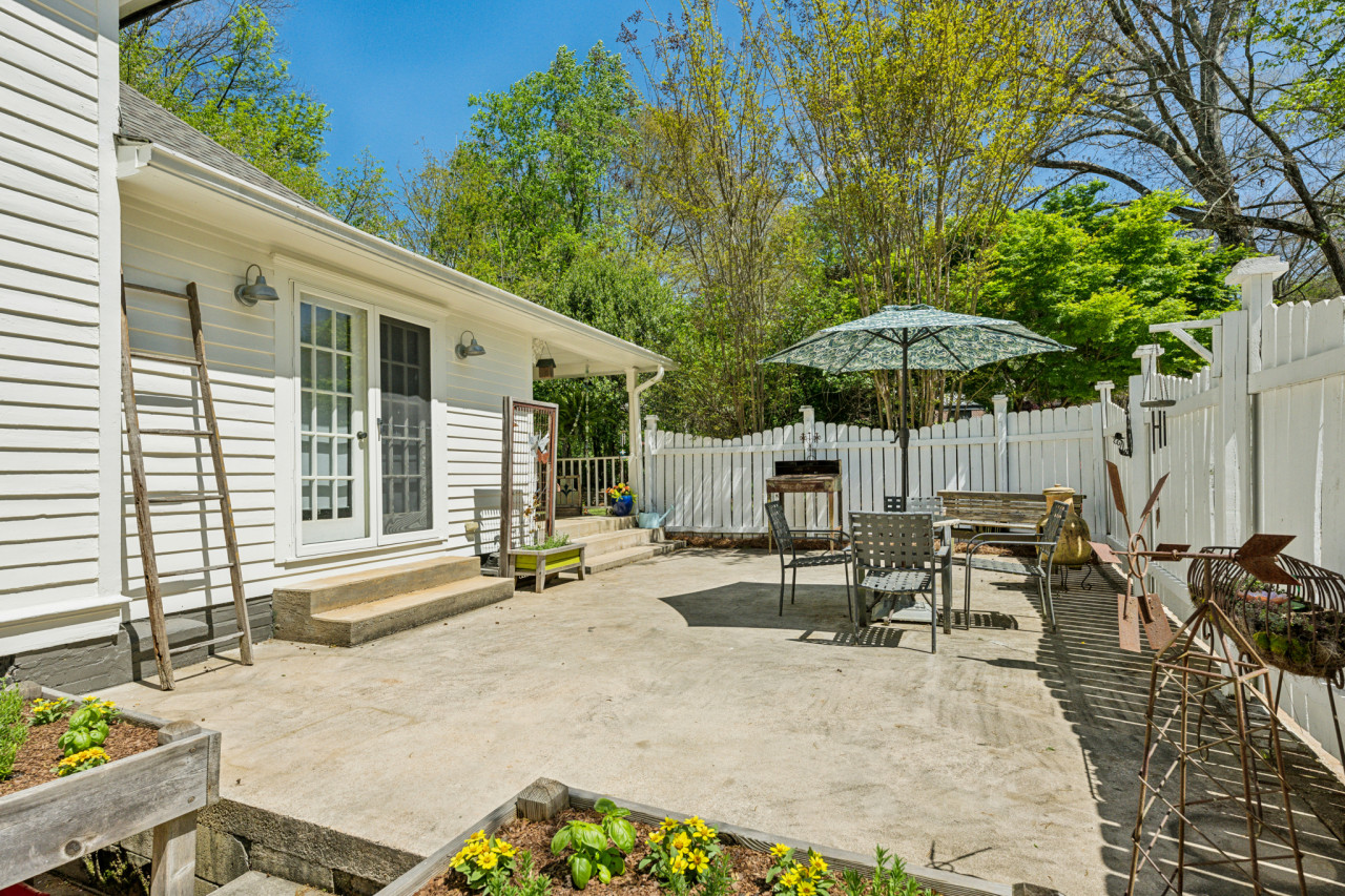 629 S Candler ext_low res_-10.jpg