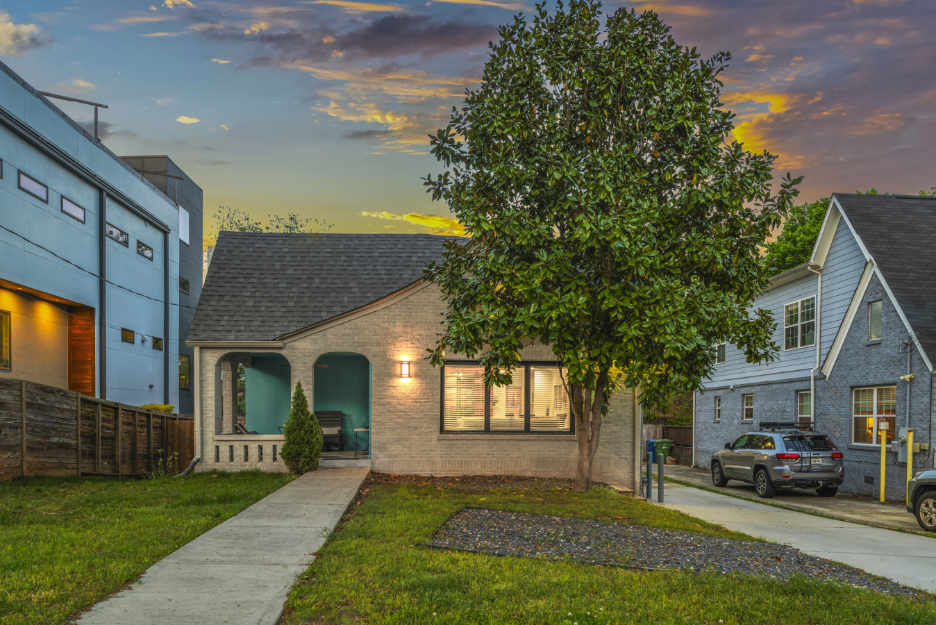 Hot Tub|King Beds|Walkable | Bubbles & Brew