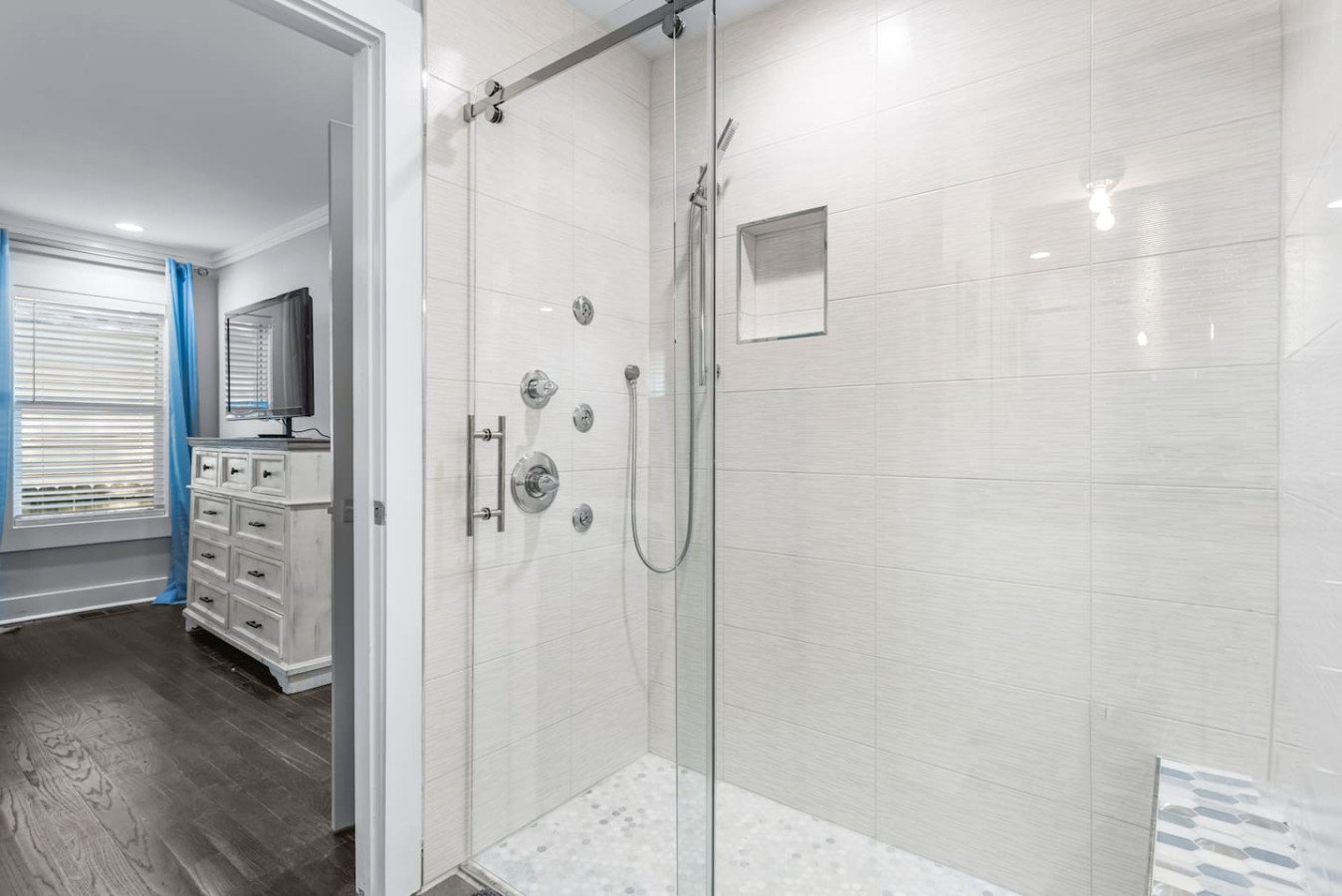 Primary en suite bathroom.