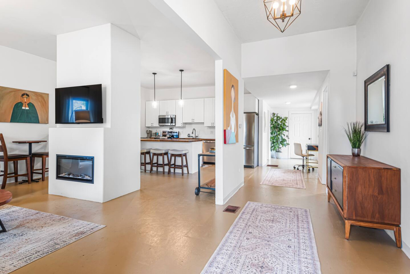 5 min to Mercedez Benz | Front Porch | Workspace photo 9