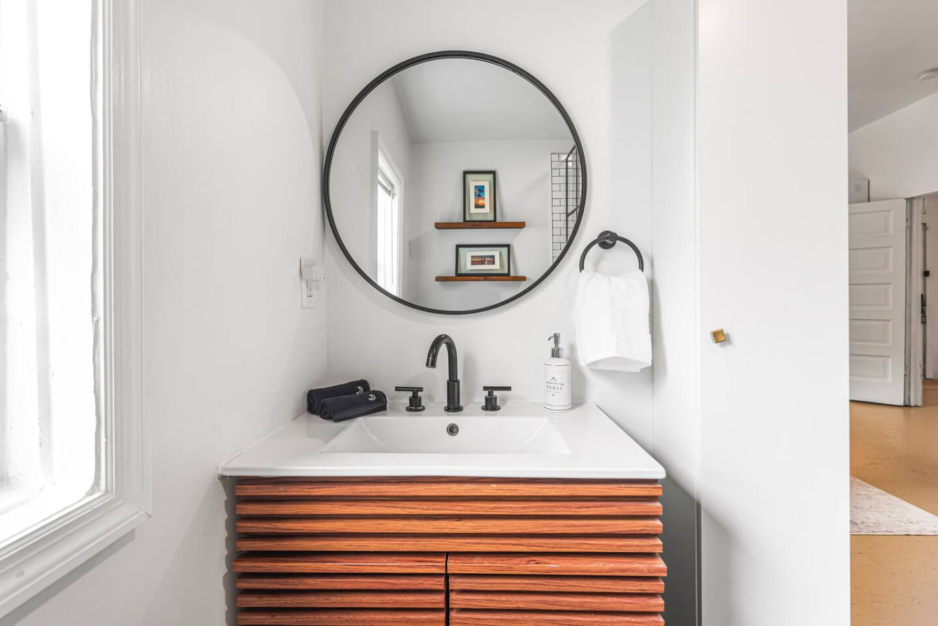 5 min to Mercedez Benz | Front Porch | Workspace photo 15