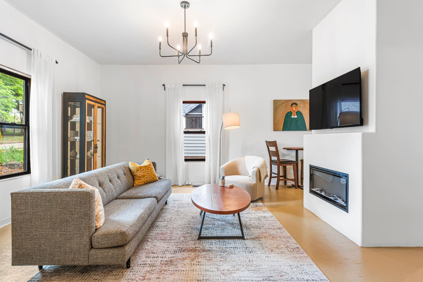 5 min to Mercedez Benz | Front Porch | Workspace photo 3