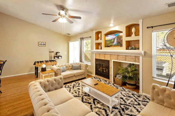 Mountain Retreat~Fireplace~King Bed~Game Table!