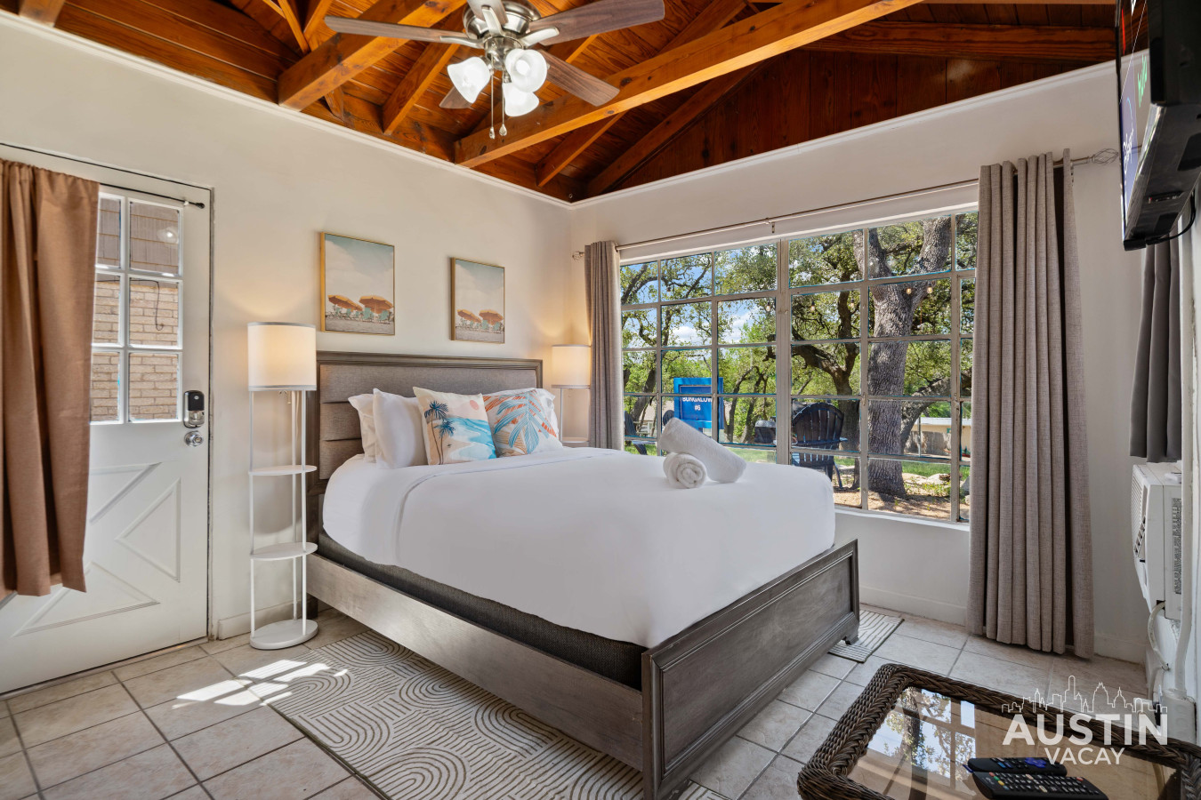 Charming Bungalow With Water Views And Fire Pit - Cozy Retreat - Austin, TX