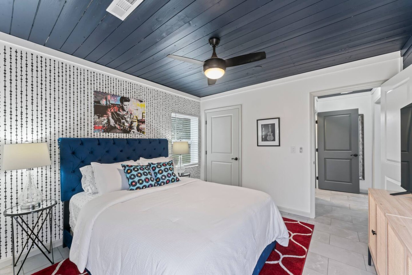Enjoy the convenience and privacy – the Elvis Room comes with its own bathroom and is conveniently adjacent to the kitchen.