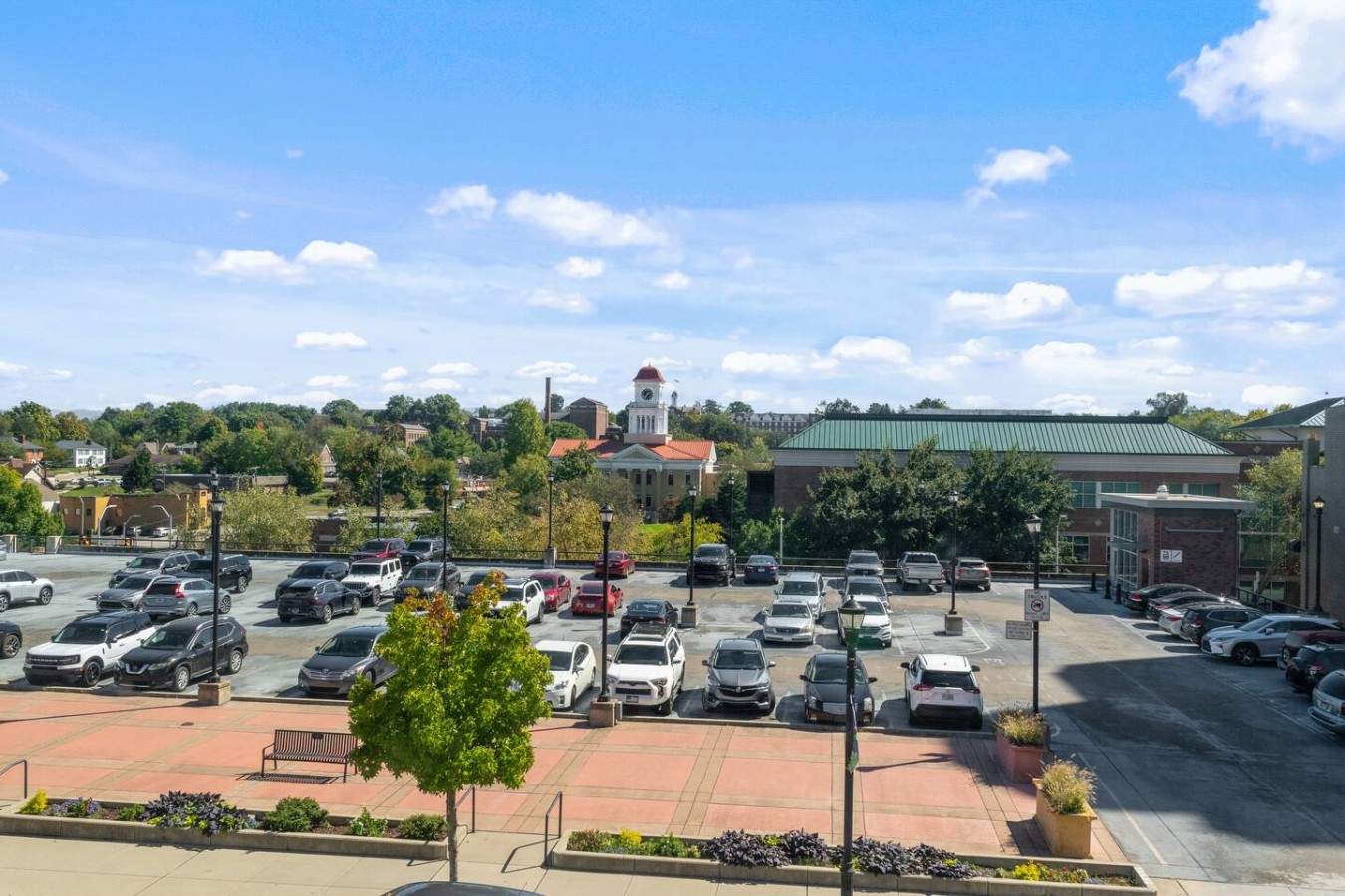 Convenient parking is just steps away from the Scots Suite, with most guests opting for the free lot directly across the street. Enjoy easy access to downtown Maryville while taking in views of the charming cityscape and Maryville College’s iconic cl