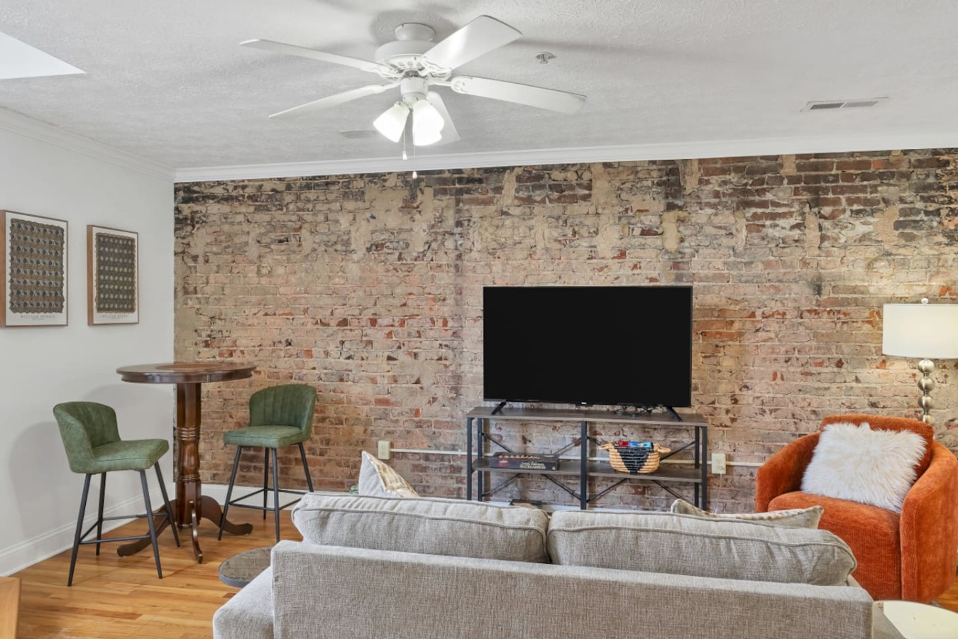 Spacious living area with exposed brick, stylish seating, and a 55-inch TV for entertainment. A cozy spot to relax after exploring downtown Maryville’s restaurants, shops, and attractions.