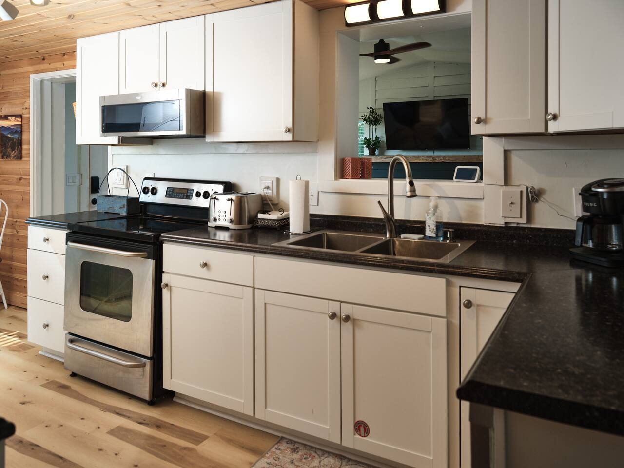 Electric range and microwave. Toaster, coffee pot, the house is ready for you!