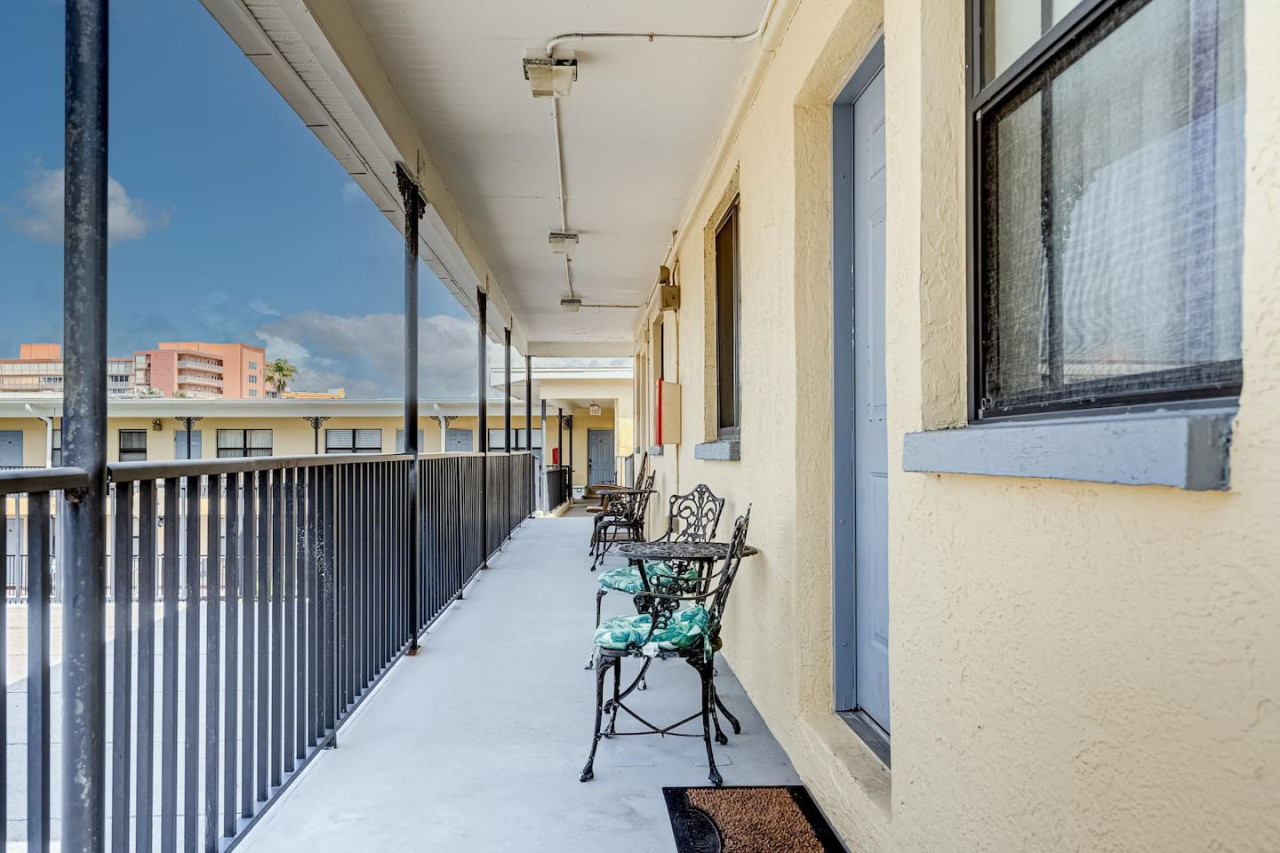 🌴✨ COZY BEACHSIDE GETAWAY WITH VINTAGE CHARM – ROYAL ORLEANS #212 ✨🏖️ 5