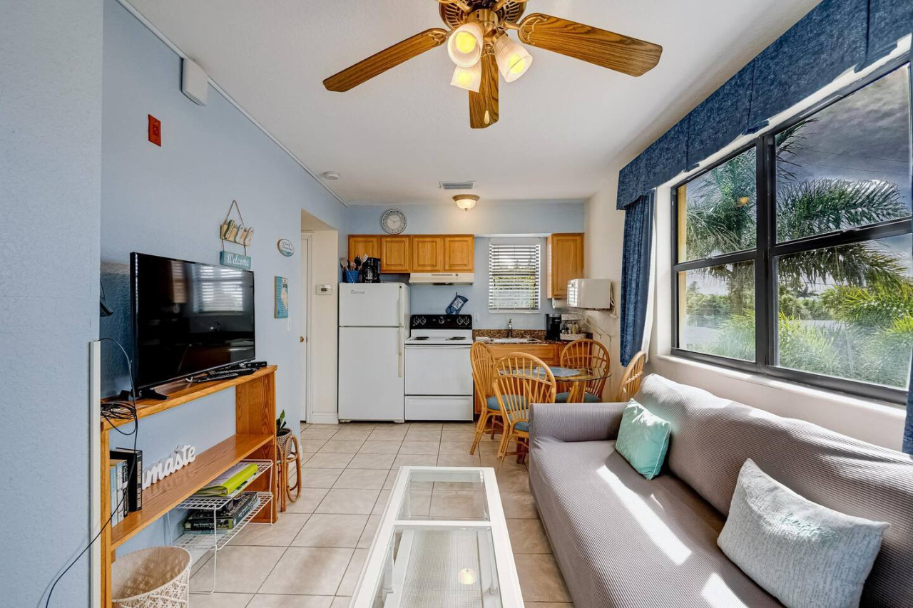 Cozy Beachside Getaway with Vintage Charm