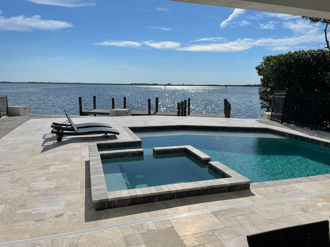 Bay beauty with heated pool, spa, games, ping pong