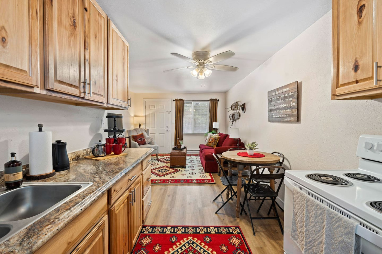 Cozy Space Near Downtown Columbia Falls and Skiing