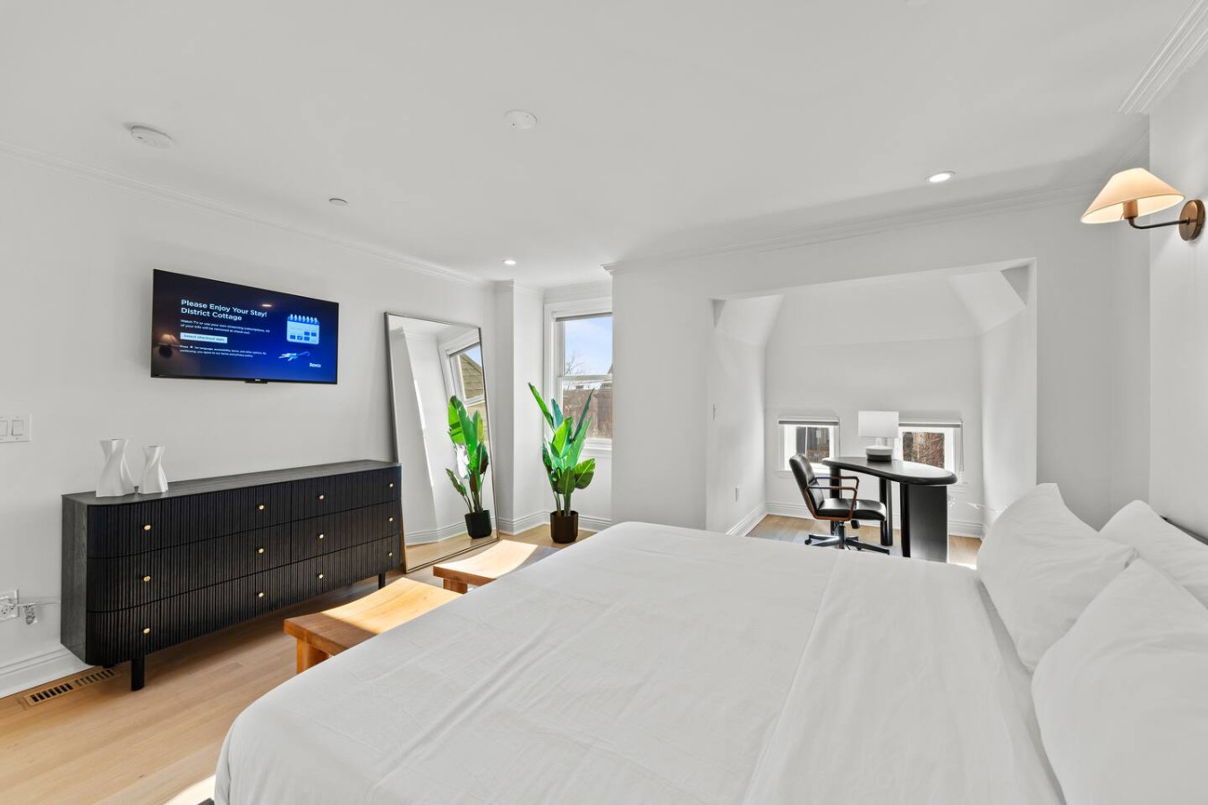 Enchanting Historic Townhouse With Designer Interiors - Luxurious Escape - Washington, D.C.