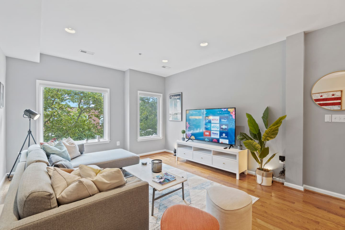 Spacious Two-unit Haven With Luxury Amenities - Charming Dc Retreat - Washington, D.C.