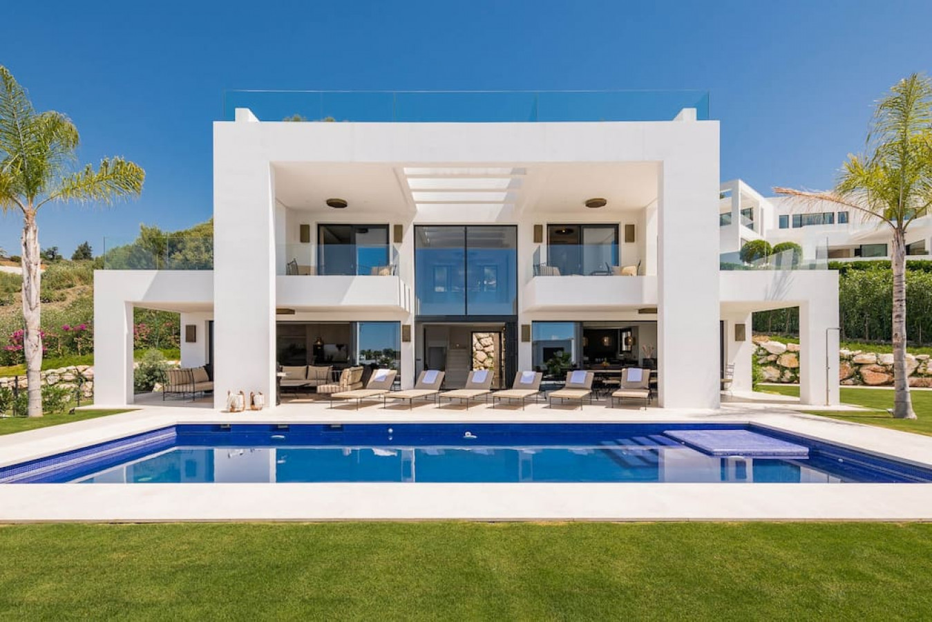 Villa V · Chic 6-Bedroom Villa in Los Olivos, Marbella