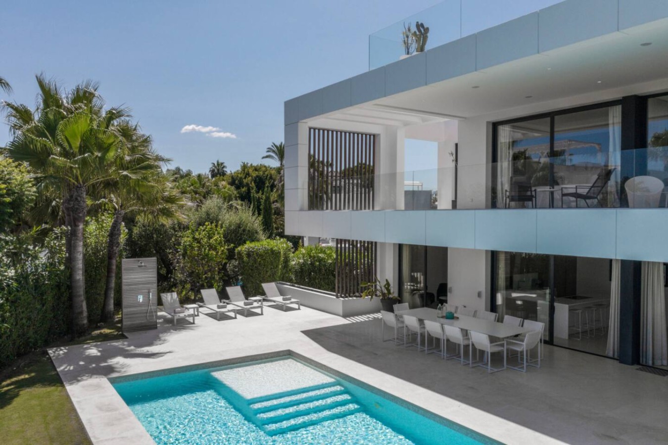 Luxury Altos Puente Romano Villa with Sea View