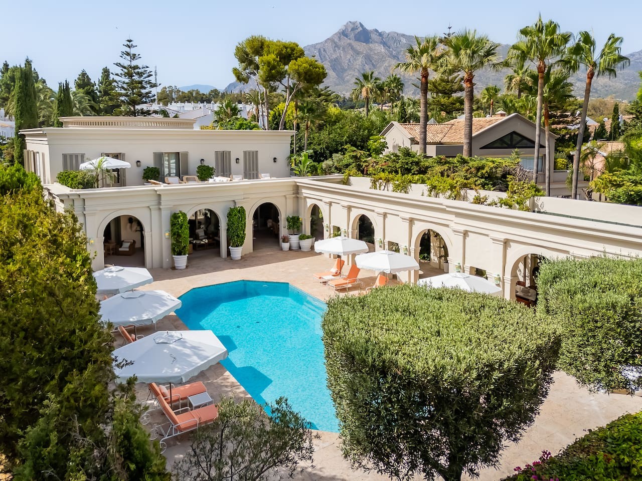 Luxe Villa Inside Puente Romano, 6BR, Pool, Gym