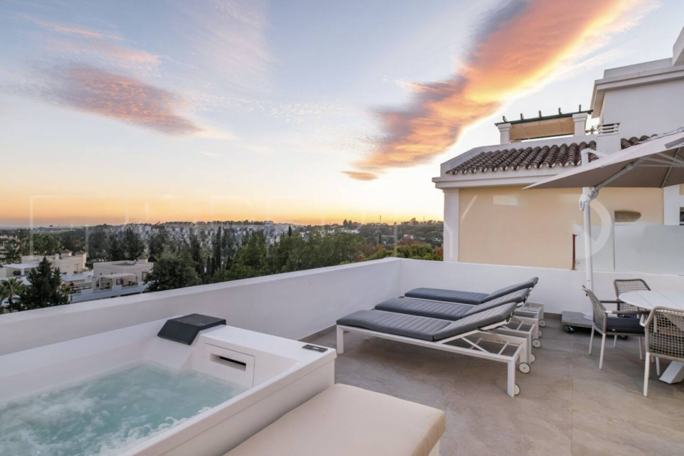 Luxury Townhouse, Private Sauna & Rooftop Jacuzzi