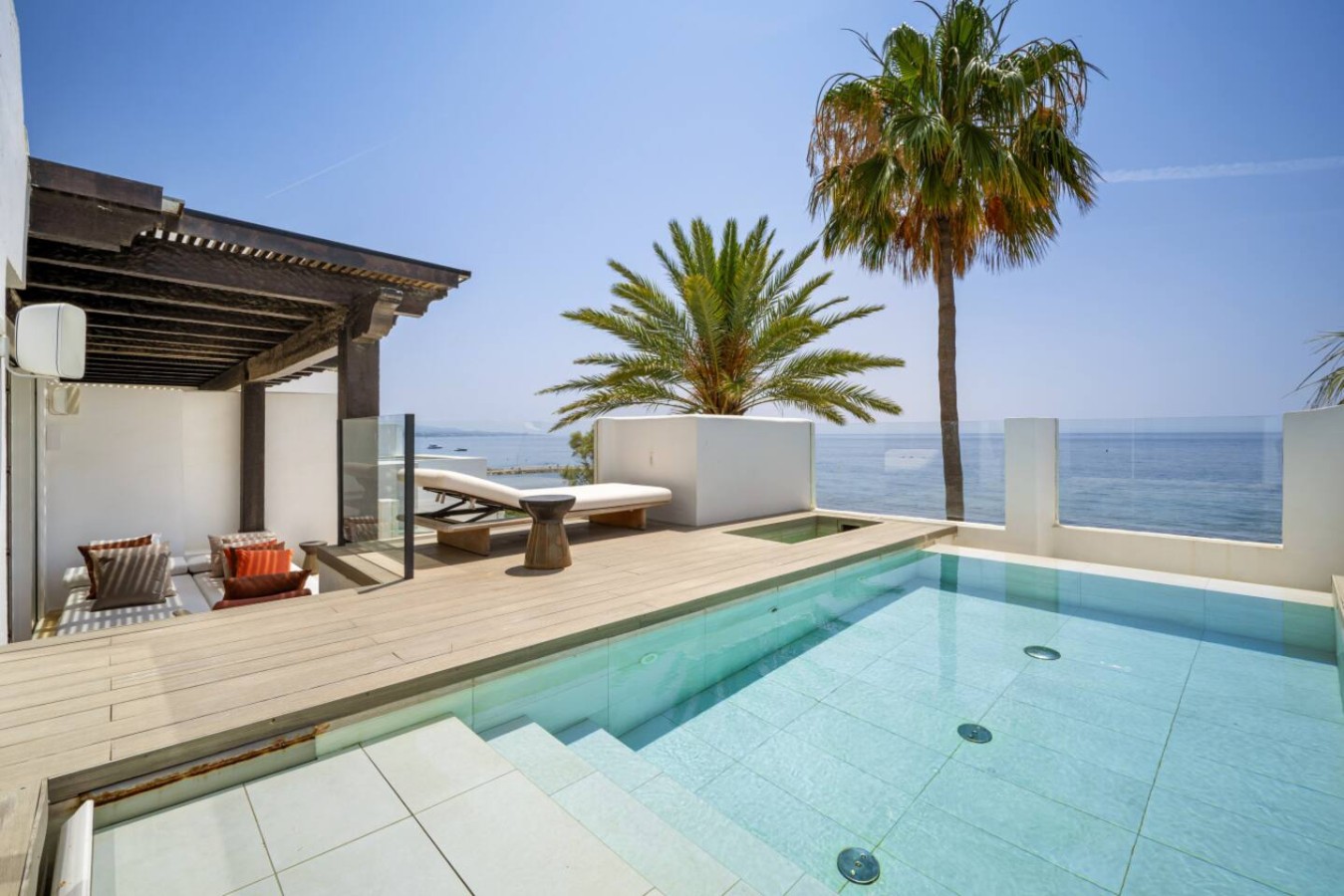 Stylish 4‑Bedroom Duplex in Puente Romano