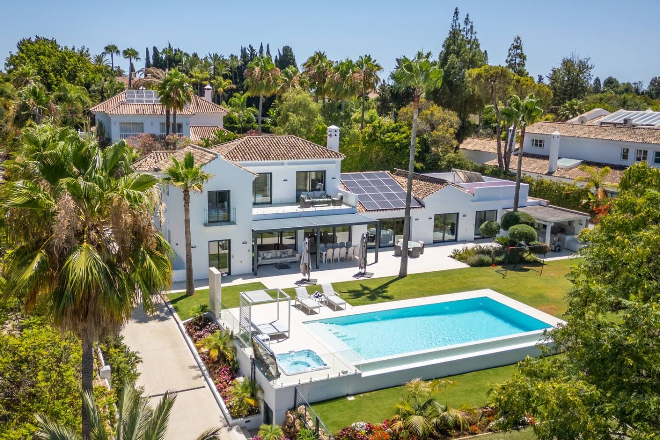 Stunning 6-Bedroom Villa in Guadalmina Baja