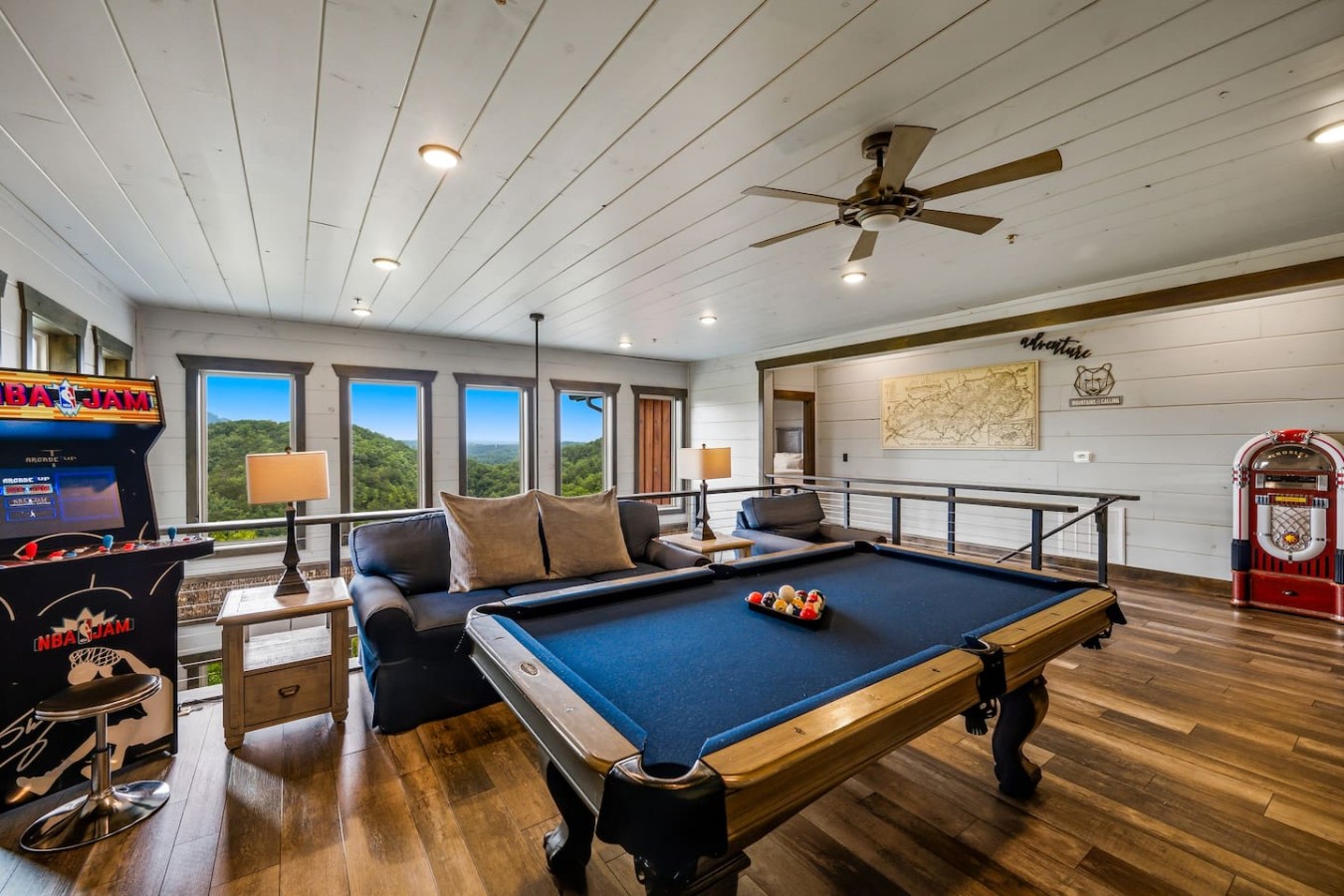 6BDR Cabin ~ Heated Pool l Arcade Games l Theater