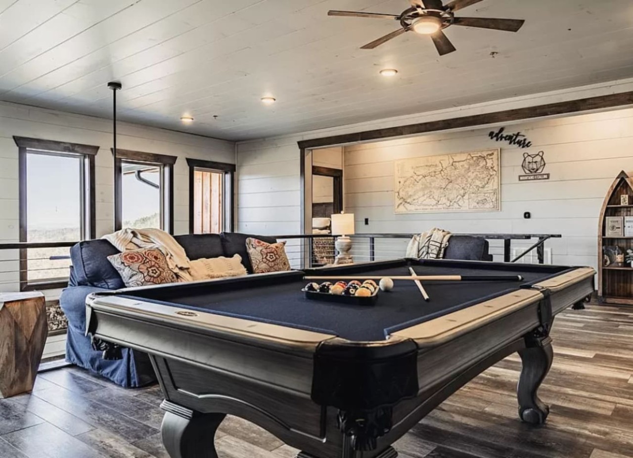 6BDR Cabin ~ Heated Pool l Arcade Games l Theater