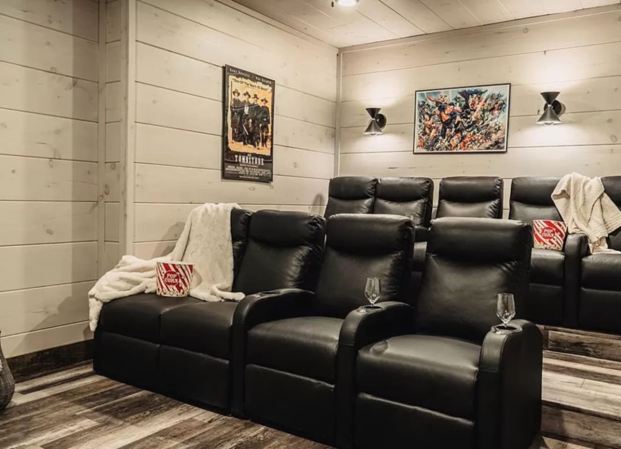 6BDR Cabin ~ Heated Pool l Arcade Games l Theater
